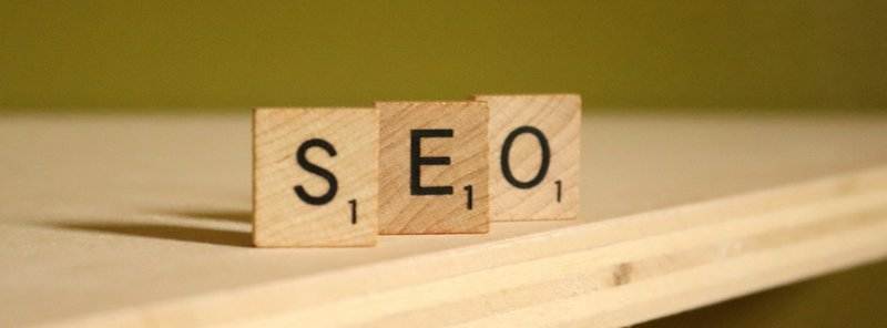 a wooden block that says seo on it